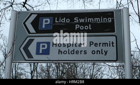 I cartelli stradali per ospedale e piscina parcheggio,vicino, Cheltenham, Regno Unito Foto Stock