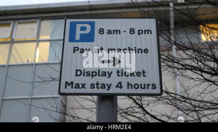 Pagare e visualizzare sul parcheggio di strada signpost,close up,UK Foto Stock