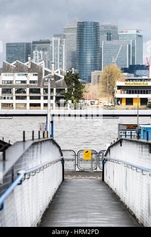 Canary Wharf dal molo, Greenwich, Londra. Foto Stock