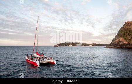 Catamarano a vela al tramonto in Santa Lucia Caraibi Foto Stock