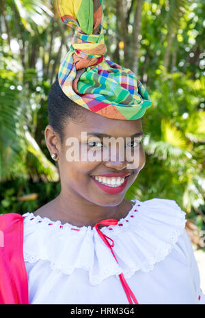 Donna locale in abiti tradizionali St Lucia Caraibi Foto Stock