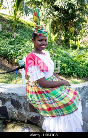 St. Lucian ragazza in abiti tradizionali St Lucia Caraibi Foto Stock