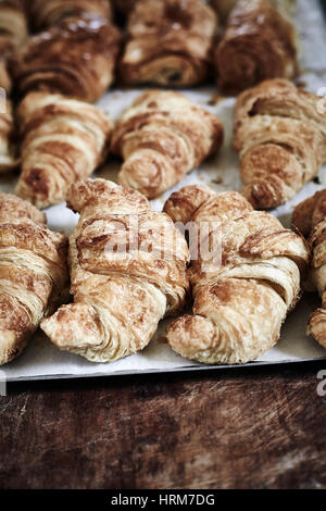 Righe di croissant appena sfornati Foto Stock