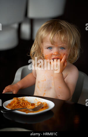 Bambina mangiare spaghetti nel ristorante Foto Stock