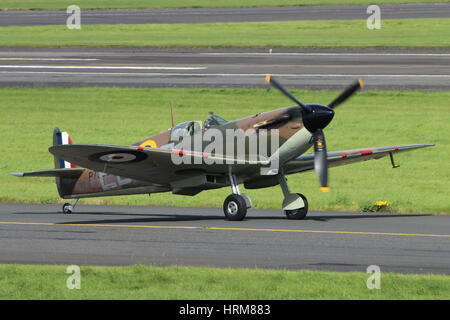 P7350, un Supermarine Spitfire IIa azionato dalla Battaglia di Bretagna Memorial volo (BBMF), a Prestwick International Airport nel settembre 2016. Foto Stock