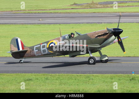 P7350, un Supermarine Spitfire IIa azionato dalla Battaglia di Bretagna Memorial volo (BBMF), a Prestwick International Airport nel settembre 2016. Foto Stock