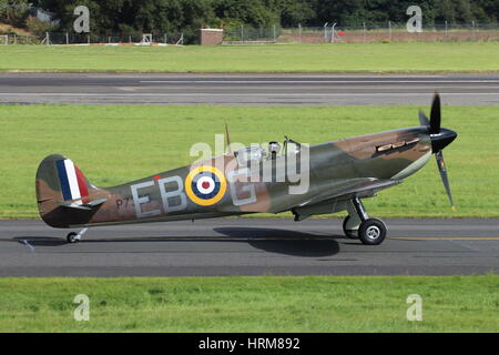 P7350, un Supermarine Spitfire IIa azionato dalla Battaglia di Bretagna Memorial volo (BBMF), a Prestwick International Airport nel settembre 2016. Foto Stock