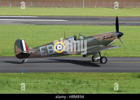 P7350, un Supermarine Spitfire IIa azionato dalla Battaglia di Bretagna Memorial volo (BBMF), a Prestwick International Airport nel settembre 2016. Foto Stock