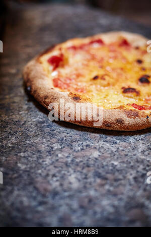 A legna pietra pizza cotta al forno Foto Stock