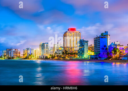 San Juan, Puerto Rico skyline resort sulla spiaggia di Condado. Foto Stock
