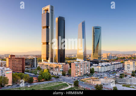 Madrid, Spagna il quartiere finanziario skyline. Foto Stock