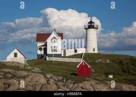 La splendida Cape Neddick faro noto anche come Nubbel, su una soleggiata giornata estiva in York, Maine Foto Stock