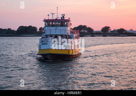 Il Wabanaki traghetto di ritorno dal Porto di Portland a picchi Isola, Maine in un brillante tramonto estivo Foto Stock