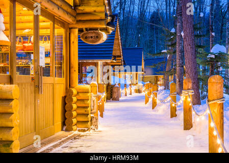 FURANO, Giappone - 15 febbraio 2017: Ningle Terrazza al crepuscolo. La collezione di cottage situato nei boschi sono negozi boutique specializzata in han Foto Stock