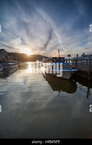 Imbarcadero sul Lago di Windermere al crepuscolo Foto Stock