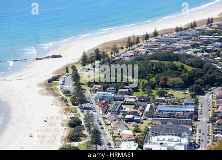 La vista aerea del monte Drury riserva e la spiaggia di Mount Maunganui resort town (Tauranga). Foto Stock