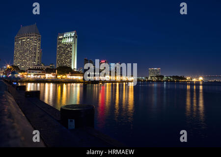 Seaport Village e il centro di San Diego, California di notte Foto Stock