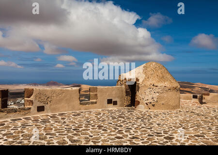 Il paesaggio dal castello de Santa Barbara. Lanzarote, Isole Canarie, Spagna. Foto Stock