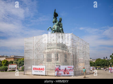 Austria, Vienna, Heldenplatz, la statua equestre di Arciduca Carlo d'Austria sotto lavori di rinnovo Foto Stock