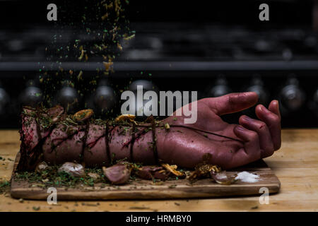 Un braccio pronto per la tostatura Foto Stock