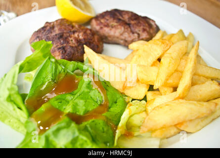 Hamburger alla griglia con patate fritte Foto Stock