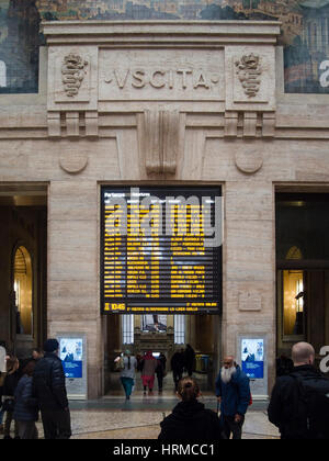 Pendolari Milando presso la Stazione Centrale di Milano durante la settimana della moda Foto Stock