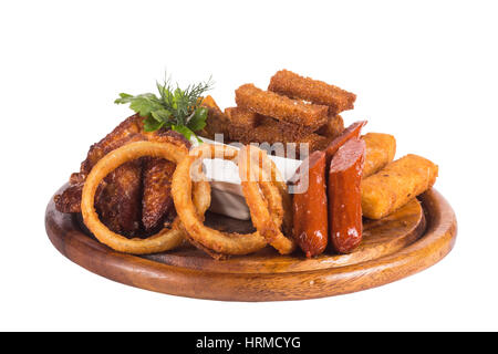 Deep anelli di cipolla fritti, palline di formaggio, patate fritte, pancetta Chips e tar-tar salsa. Foto Stock