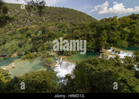 Vista panoramica delle cascate, cascate e vegetazione lussureggiante presso il Parco Nazionale di Krka in Croazia. Visto leggermente dall'alto. Foto Stock