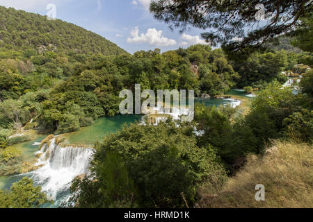 Vista panoramica delle cascate, cascate e vegetazione lussureggiante presso il Parco Nazionale di Krka in Croazia. Visto leggermente dall'alto. Foto Stock