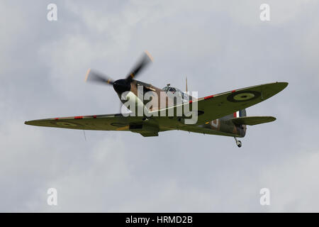 Battle of Britain Memorial Flight Supermarine Spitfire Mk IIa P7350 si diparte Goodwood Aerodrome Foto Stock