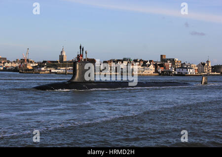 Virginia classe sottomarino nucleare USS New Hampshire (SSN-778) arriva al porto di Portsmouth Foto Stock