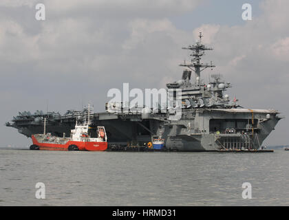 La USS Theodore Roosevelt che sono ancorate al largo della Baia di Stokes, Gosport, Regno Unito, durante una visita in esercizio dal USA Foto Stock