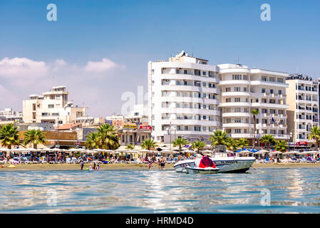 LARNACA, Cipro - 27 agosto 2016: Finikoudes Beach. Foto Stock