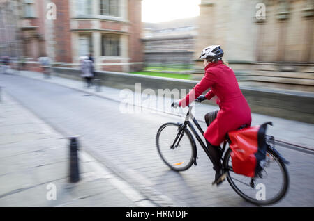 Di " commuters " ciclo - Motion Blur - ciclo di pendolari attraverso il centro di Cambridge Foto Stock