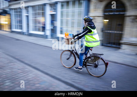 Motion Blur - ciclo di pendolari attraverso il centro di Cambridge Foto Stock