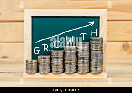 Grafico di denaro con la crescita sulla lavagna in sala in legno. La crescita aziendale concetto. Foto Stock