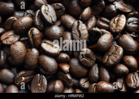 Close up di chicchi di caffè tostati. Foto Stock