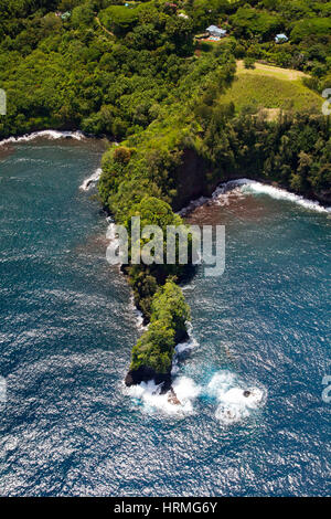 Vista aerea della cittadina Papaikou a nord di Hilo sulla Big Island, Hawaii, Stati Uniti d'America. Foto Stock