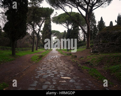 La Via Appia Antica (Via Appia), uno dei primi e più importanti strade di Roma antica che collegava la capitale a Brindisi nel sud est Foto Stock