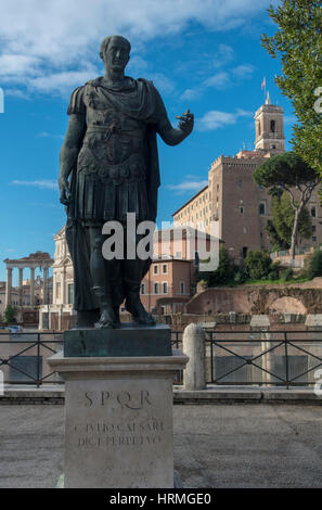 Statua di Caio Giulio Cesare dittatore di Roma antica nel 44 A.C. nella parte anteriore del suo forum lungo la Via dei Fori Imperiali di Roma, Italia Foto Stock