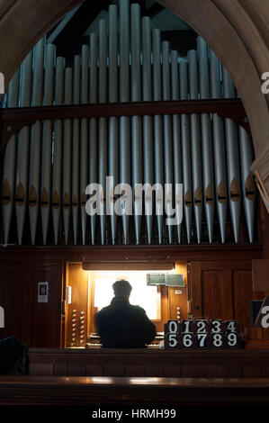 Un uomo giocando l'organo da chiesa, la chiesa di San Nicola, Alcester Warwickshire, Inghilterra, Regno Unito Foto Stock