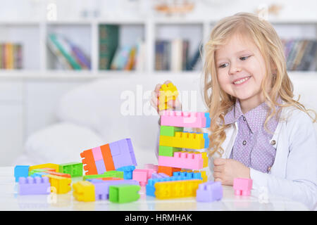 Felice carino bambina gioca il gioco di lego Foto Stock