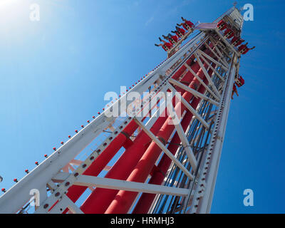 Il brivido della corsa "Big Shot' sulla parte superiore del Las Vegas Stratosphere Tower (1149 ft/350m), il più alto freestanding torre di osservazione di noi. Foto Stock