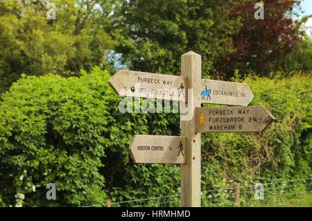 Seguire le indicazioni per turisti in campagna inglese Foto Stock