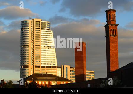 Tramonto al Bridgewater posto da victorian ciminiere Leeds REGNO UNITO Foto Stock