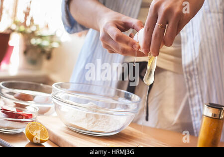 Male la cottura, cucina disastri, uovo fuoriuscito Foto Stock