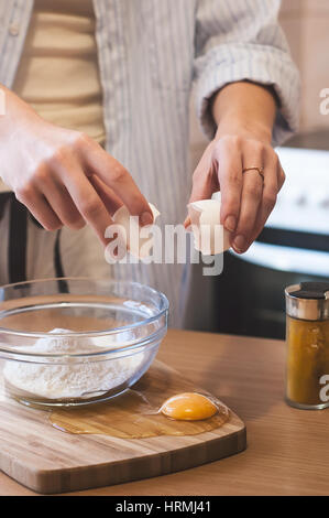 Male la cottura, cucina disastri, uovo fuoriuscito Foto Stock