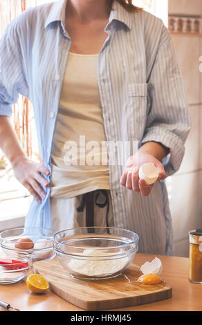 Male la cottura, cucina disastri, uovo fuoriuscito Foto Stock