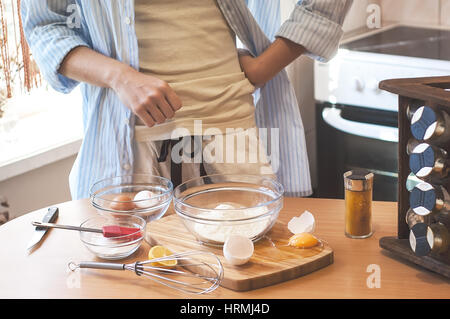 Male la cottura, cucina disastri, uovo fuoriuscito Foto Stock