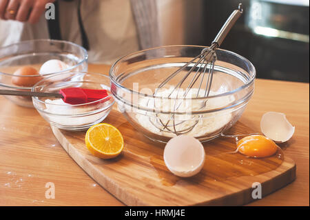 Male la cottura, cucina disastri, uovo fuoriuscito Foto Stock